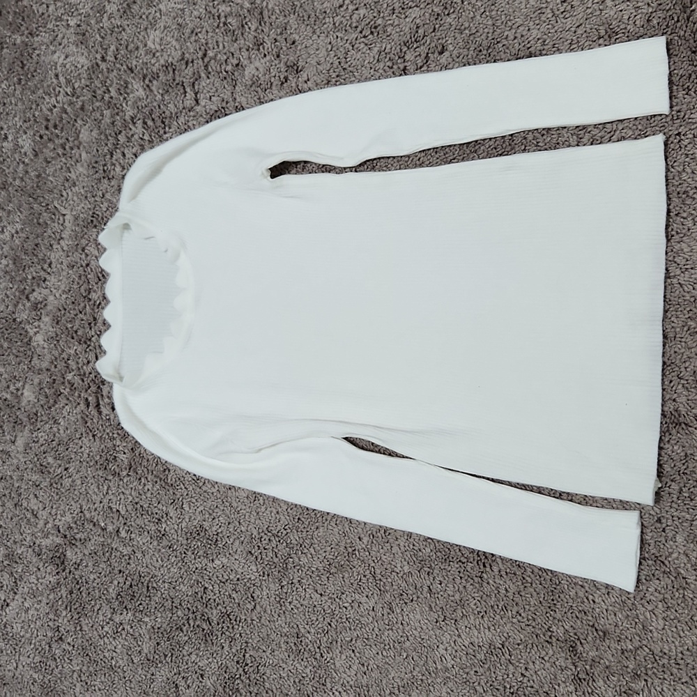 White rib knit sweater with scalloped crew neck